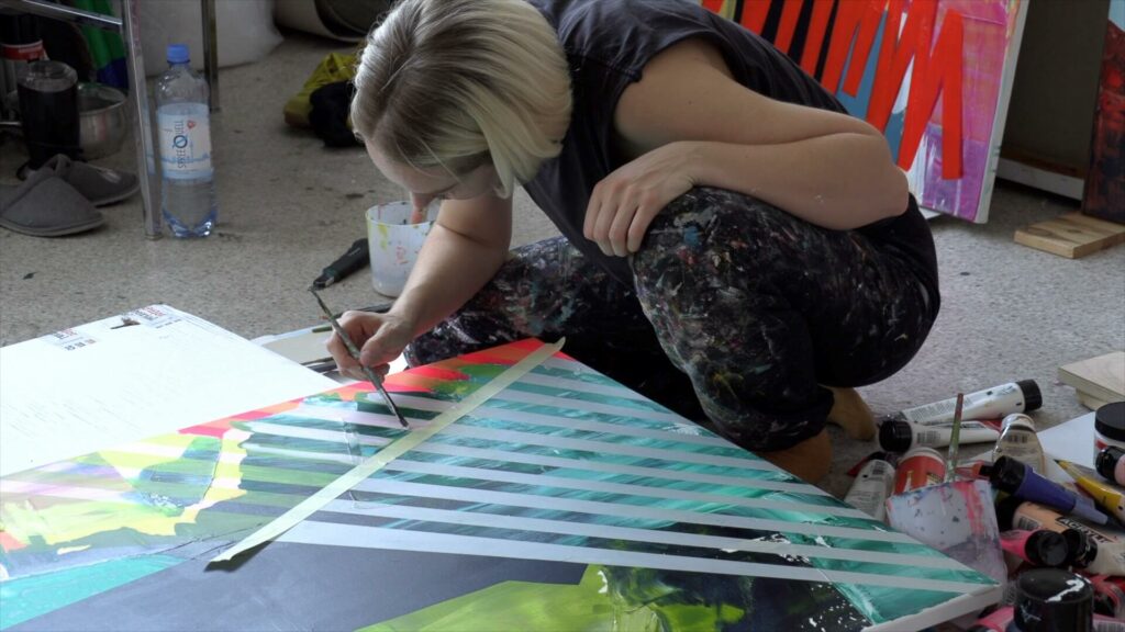 Emily Bland Kurzbiographie:Emily Brand ist in seinem Atelier in den ID_Studios Berlin und malt an einem seiner Bilder.