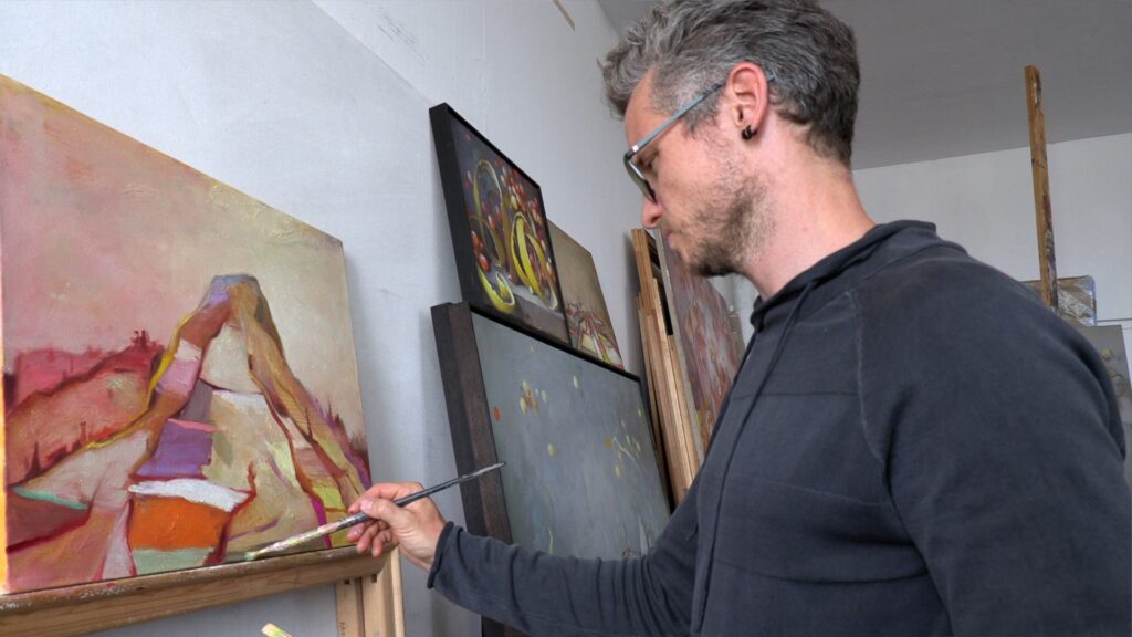 Kurzbiographie:Mathias Roloff ist in seinem Atelier in den ID_Studios Berlin und malt an einem seiner Bilder.