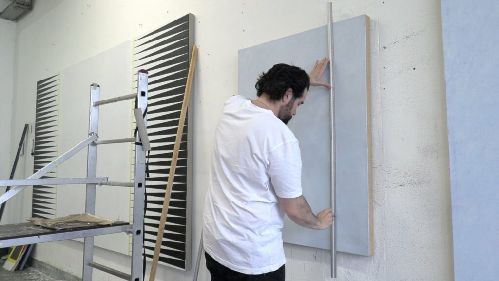 Pablo Griss bei der Arbeit an einem seiner Werke in seiner Atelie in Berlin.