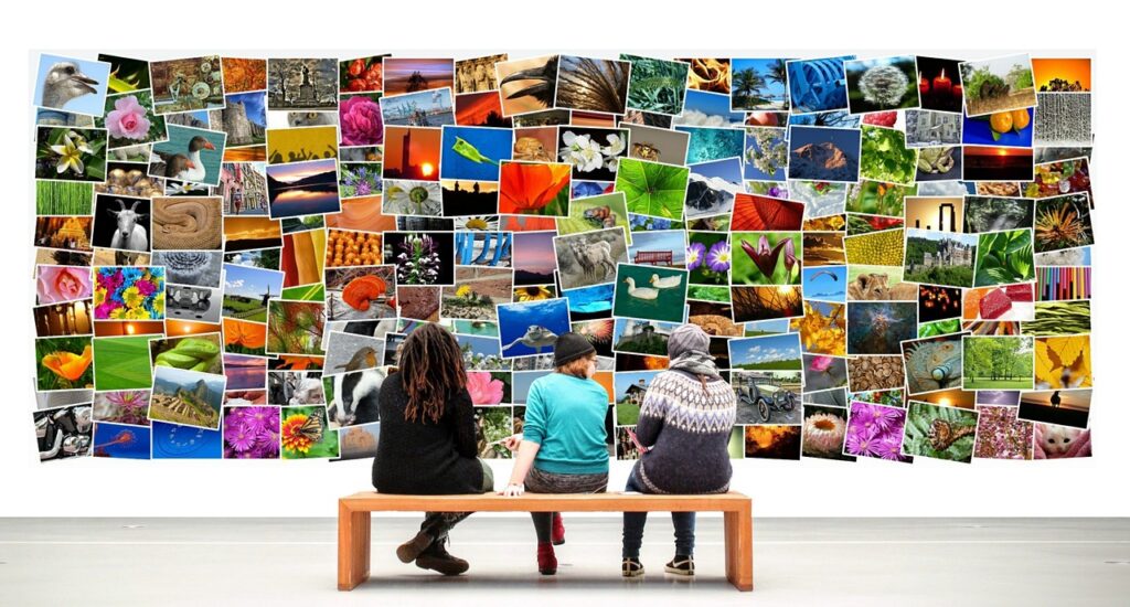 Künstler-Coaching: Drei Personen vor einer Wand mit Fotos in einer Kunstgalerie, on-line Galery Art Seeks Wall